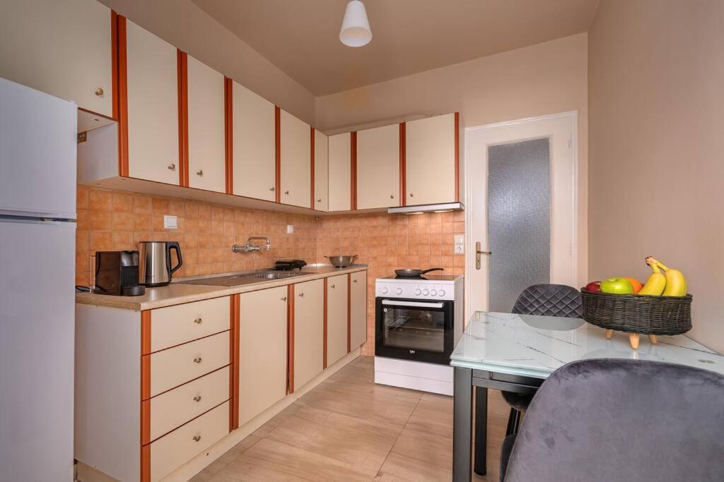 Peaceful 2 Bedroom In Glyfada Center Атина Екстериор снимка
