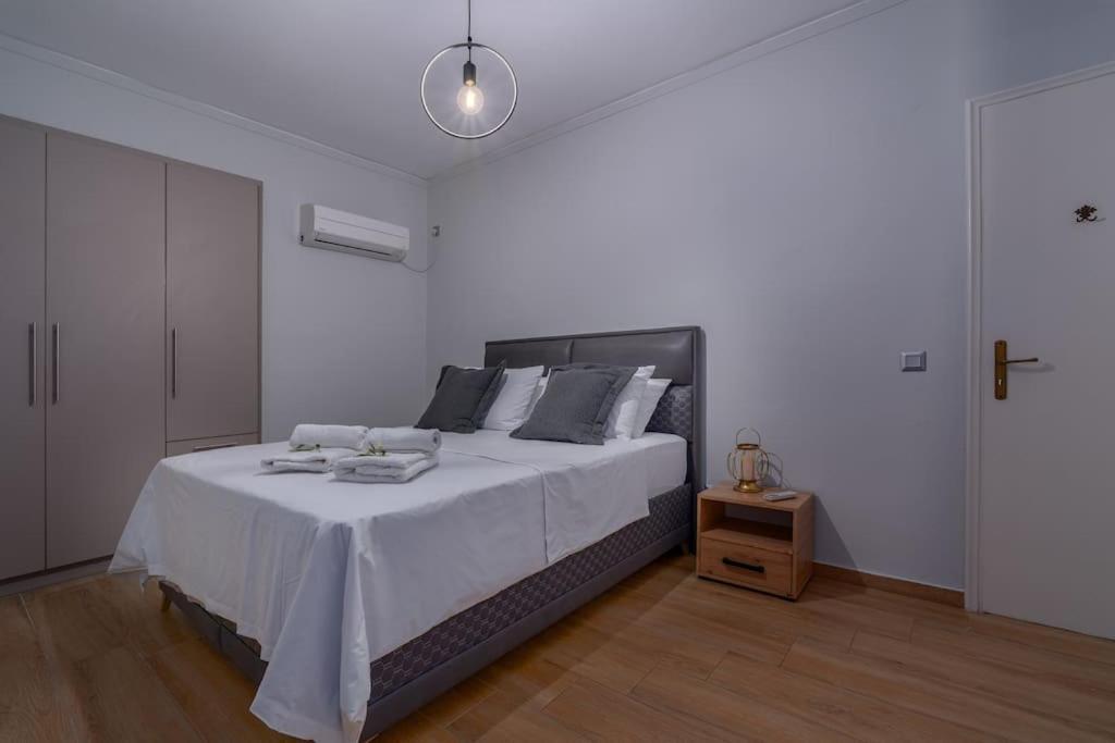 Peaceful 2 Bedroom In Glyfada Center Атина Екстериор снимка